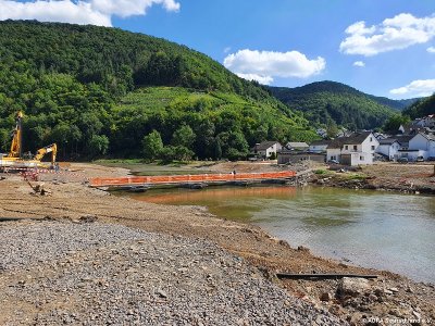 Eine Behelfsbrücke wird gebaut, um die Ahr zu überqueren. Der Wiederaufbau hat gerade erst begonnen