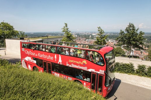 Roter Doppeldeckerbus_Turmberg © KTG Karlsruhe Tourismus GmbH, Foto Andrea Fabry.jpg