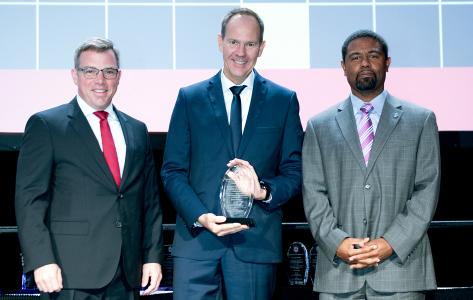 Andre Seeck, Abteilungsleiter der BASt, nahm den Preis bei der diesjährigen ESV-Konferenz in den USA entgegen (Bild: NHTSA)
