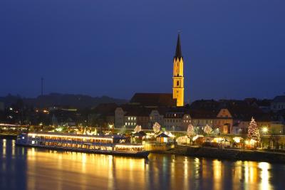 Schwimmender Weihnachtsmarkt in Vilshofen. Foto: obx-news/Tourismusverband Ostbayern