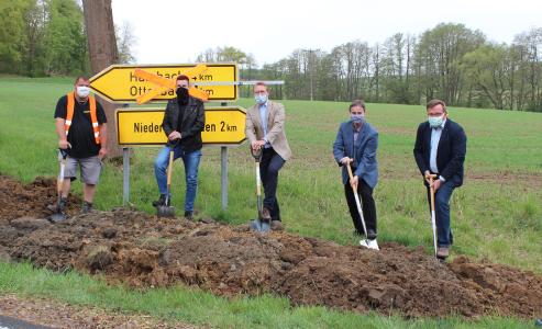 Erster Spatenstich für die Straßenbauarbeiten auf der Kreisstraße 48 – in Corona-Zeiten mit Mund-Nase-Schutz: Maik Wuttke, Polier der ausführenden Baufirma, Tobias Schuller vom Ingenieurbüro Best, Erster Kreisbeigeordneter Dr. Jens Mischak, Bürgermeister Lothar Bott und Ulrich Hansel, Regionaler Bevollmächtigter Mittelhessen von Hessen Mobil (von links) / Foto: Jennifer Sippel / Vogelsbergkreis