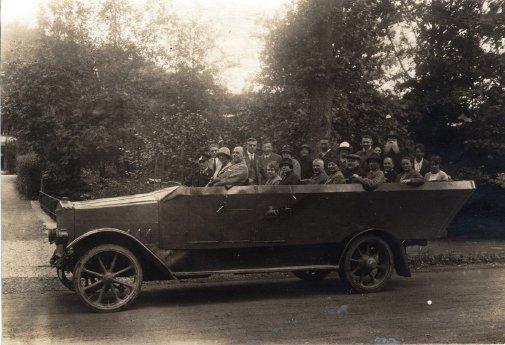 Anfaenge des Tourismus im Harz_1926_Im Cabrio durch den Harz.jpg