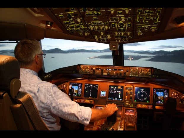 Freizeit-Pilot im Cockpit Boeing B777.png
