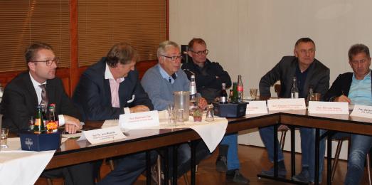 Vogelsberger Unternehmer, die Flüchtlinge in ihren Betrieben beschäftigen, haben ausschließlich positive Erfahrungen gemacht, schildern sie im Gespräch mit dem Ersten Kreisbeigeordneten und Wirtschaftsdezernenten Dr. Jens Mischak (links) und Thomas Schaumberg, Geschäftsführer von Vogelsberg Consult (Zweiter von rechts). Foto: Sabine Galle-Schäfer/Vogelsbergkreis