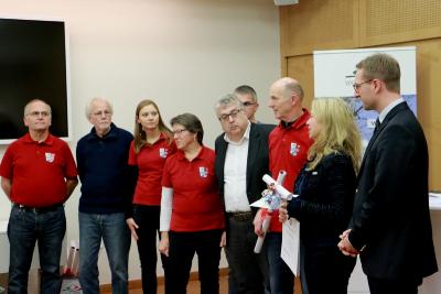 Schotten-Wingershausen – das Dorf mit dem Weinberg und der markanten Basaltkirche – erhielt von Dr. Jens Mischak (re.) die Siegerurkunde im Wettbewerb „Unser Dorf hat Zukunft“. Bürgermeisterin Susanne Schaab dankte auch der scheidenden Abteilungsleiterin Margit Kock-Wagner für die gute Zusammenarbeit / Foto: Gaby Richter