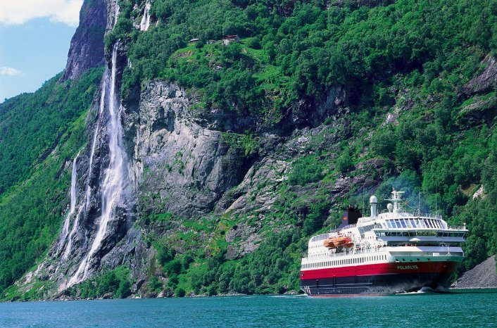 Geirangerfjord_Karawane_BFS_Hurtigruten.jpg