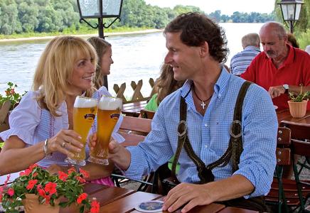 Bier verbindet: bayerisch-österreichische Gemütlichkeit an der Donau bei Deggendorf. Foto: obx-news/Tourismusverband Ostbayern