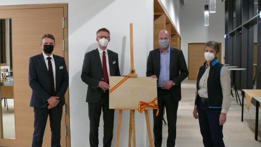 Bezirkstagspräsident Martin Sailer und Bezirkstagsvizepräsidentin Barbara Holzmann bei der Übergabe des Grundsteins der neuen Küferei durch den kfm. Leiter Georg Maas und Werkleiter Dr. Stefan Raueiser (jeweils v.l.n.r.) / Foto: Kloster Irsee/Harry Bittner
