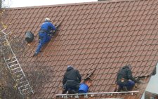 Ob Solaranlage oder Dachreinigung: Wenn unqualifizierte „Handwerker“ ans Werk gehen, kann der Dachschaden größer als der Nutzen sein.