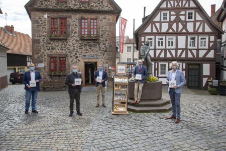 Eine weitere Verkaufsstelle: Stadtmarketing-Sprecher Martin Hank (von links), Stadtrat Lothar Pietsch, Erster Kreisbeigeordneter Dr. Jens Mischak, Bürgermeister Rainer-Hans Vollmöller und Lorenz Kock vom Amt für Wirtschaft und den ländlichen Raum bei der Eröffnung (Foto: Habekost/Vogelsbergkreis)