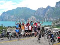 Das Ziel ist erreicht: Die Radgruppe freut sich auf Entspannung in Riva del Garda