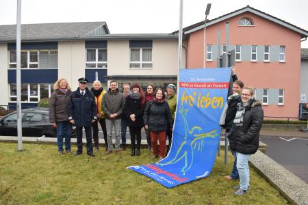 Michaela Stefan (von links), WIR-Koordinatorin, der Opferschutzbeauftragte der Polizeidirektion Vogelsbergkreis Wolfgang Keller, die Fachstelle für Frauen in Not, Simon Päbler, Nachfolger von Hans-Dieter Herget, Sachgebietsleiter Soziale Dienste, Antonia Schäfer, WIR-Fallmanagerin, Cordula Schreck von der Betreuungsbehörde, Magdalena Pitzer, Sprecherin im Handlungsfeld „Gewaltprävention“, Anja Kraus vom Verein Cobra e.V., Stephanie Kötschau, Beauftragte für Integration, Inklusion und Gleichstellung und Sandra Obenhack, Koordinatorin für das Bündnis Familie, hissten gemeinsam die Fahne an der Kreisverwaltung in Lauterbach / Foto: Christian Lips/Vogelsbergkreis