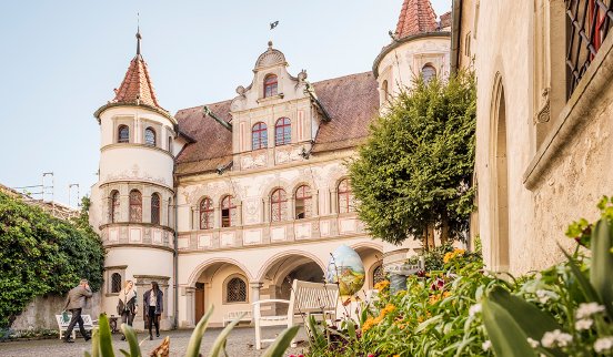 Konstanz-Altstadt-Rathaus-Bluete-01_Copyright_MTK-Dagmar-Schwelle.jpg