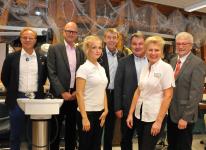 Celina Nufer und ihre Ausbilderin Petra Janssen, eingerahmt von ihrem Ehemann Gerhard Holdenried, Hauptgeschäftsführer Dr. Joachim Eisert, Handwerkskammer Reutlingen, Kammerpräsident Harald Herrmann, Jürgen Greß, GF Kreishandwerkerschaft Zollernalb und Kreishandwerksmeister August Wannenmacher (von links nach rechts). 