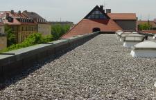 Bei der Planung, Ausführung und Inspektion des Flachdaches – besonders bei umlaufender Attika – ist die funktionierende Notentwässerung besonders wichtig.