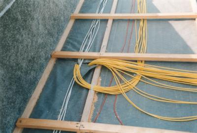 Mit solchen nicht fachgerechten Durchdringungen von Dampfsperre und Wärmedämmung sind Folgeschäden programmiert.