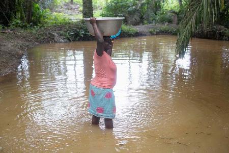 Die Menschen in Westafrika müssen oft ihr Trinkwasser aus schmutzigen Gewässern beziehen
