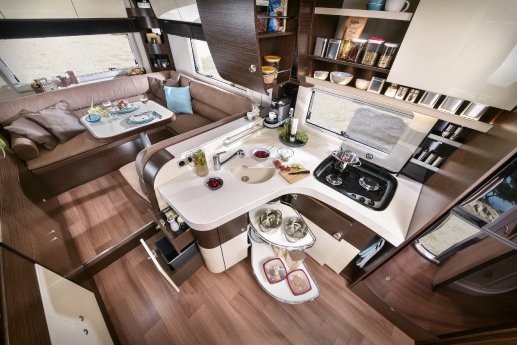 Carver 890RRL_Küche mit direktem Blick in Wohnlandschaft und unglaublichem Stauraumangebot_.jpg