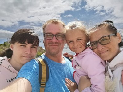 Katrin mit ihrer Familie noch zu glücklichen Zeiten.