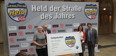 Auszeichnung Held der Straße 2018: Preisträger Lutz Kluge, AvD-Präsident Ludwig Fürst zu Löwenstein-Wertheim-Freudenberg, Goodyear Marketingchefin Mirjam Berle, Bundesverkehrsminister Andreas Scheuer (v.l.)