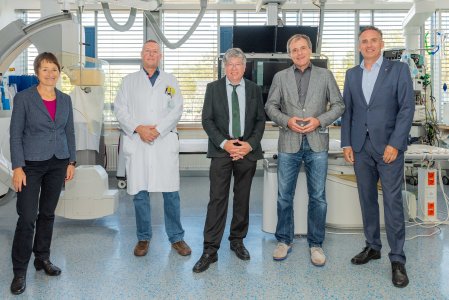 Bettina Lisbach, Dr. Matthias Merkel, Prof. Claus Schmitt, Prof. Michael Geißler und Markus Heming (v.l.nr.) im Herzkatheterlabor / Bildquelle: Markus Kümmerle
