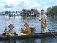 Die eineiigen Zwillinge Vinzenz und Benedikt (18) informieren während der Pfingstferien mit „Uhldi, Mathias Krauss (41) über die Frühgeschichte 