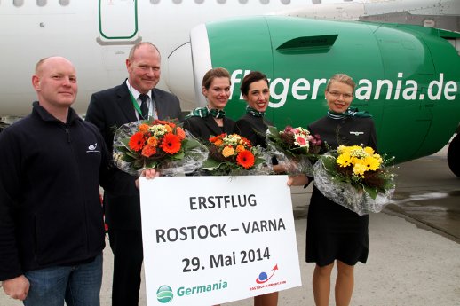 Erstflug Rostock-Varna_Matthias Dittmar (Flughafen RLG) mit Germania-Crew_750x500_(c) Flugh.jpg