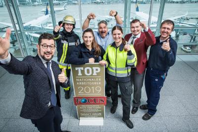 Daumen hoch für einen der attraktivsten Arbeitsplätze in Deutschland: Der Personalchef der Flughafen München GmbH (FMG), Dr. Robert Scharpf (links) freut sich zusammen mit FMG-Mitarbeitern aus den unterschiedlichsten Arbeitsfeldern an Bayerns internationaler Luftverkehrsdrehscheibe über die erneute Auszeichnung zu einem der besten nationalen Arbeitgeber. Die Palette der Berufe reicht von der Feuerwehrkraft, der Mechatronikerin, dem ITSpezialisten, der Hundeführerin bei der Sicherheit, dem Mitarbeiter im Terminaldienst bis hin zum Techniker (Copyright: Flughafen München)
