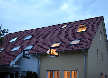 Steigert die Wohnqualität im Dachgeschoss: Das moderne Dachflächenfenster lässt Sonne herein und blockt Hitze ab, Foto: Wüstenrot Bausparkasse AG