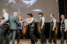 Präsident Alexander Wälde und Hauptgeschäftsführerin Christiane Nowottny übergeben die Meisterbriefe an die Zimmerer / © Gaby Höss