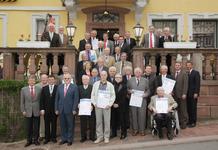 Auf dem Foto sind die Goldenen Meister 2013 aus Buchen und Umgebung zusammen mit Kammerpräsident Walter Tschischka (1. Reihe 4. v. l.), Vizepräsident Martin Sättele (1. Reihe links), Ehrenvizepräsident Gerhard Höfler (2. Reihe 5. v. r.) sowie Hauptgeschäftsführer Dieter Müller (letzte Reihe 4. v. r.) und die Obermeisterinnen und Obermeister der geehrten Berufe zu sehen