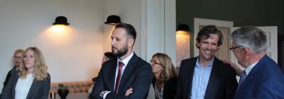 Man kennt sich, man versteht sich und man tauscht sich aus: Eine Delegation aus dem Partnerkreis Oberhavel mit Sozialdezernent Matthias Kahl (links) und dem Leiter des Landratsbüros, Ronny Wappler (Mitte), hat sich über die Arbeit der Verwaltung im Vogelsbergkreis informiert. Begrüßt wurden die Gäste von Landrat Manfred Görig (rechts) an einem besonderen Ort, in der gerade eröffneten Villa Raab in Alsfeld / Foto: Sabine Galle-Schäfer/Vogelsbergkreis