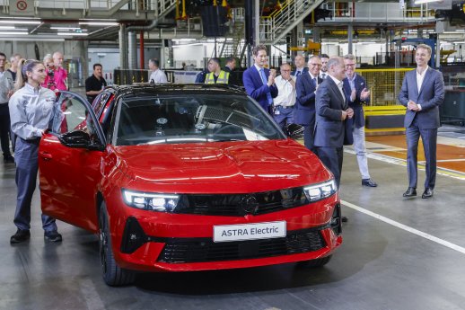 BundeskanzlerOlafScholzsteigtausdemvoll-elektrischenOpelAstraimWerkRsselsheim..jpg