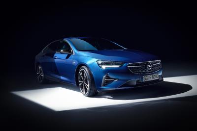 Taghell durch die Dunkelheit: Mit IntelliLux LED® Matrix-Licht von Opel