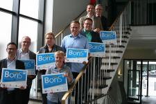 Nach der Überreichung des Boris-Berufswahlsiegels stellten sich alle sieben erfolgreiche Schulen mit dem Siegel dem Fotografen / Bild: Handwerkskammer Mannheim