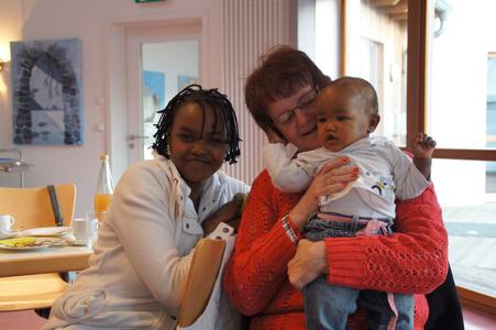 Helga Sawe mit Tochter Penelope und Annette Kotthöfer vom Klöncafé