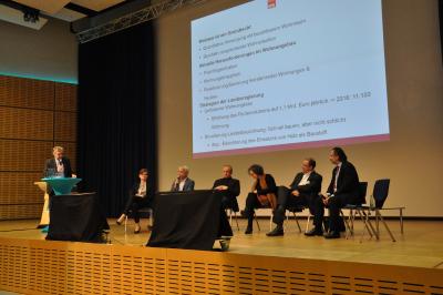 Die Podiumsdiskussion hat auf der DCONex Tradition. 2018 steht der nationale Asbestdialog im Fokus der Gesprächsrunde. Foto: B+B BAUEN IM BESTAND/Pauline John