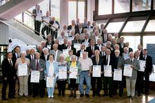 Die Goldenen Meister 2012 aus Mannheim und Umgebung zusammen mit Präsident Walter Tschischka (erste Reihe, 3. v. li), Vizepräsident Martin Sättele (zweite Reihe, 1.v.re), Ehrenvizepräsident Gerhard Höfler (zweite Reihe, 2.v.re.) sowie dem stv. Hauptgeschäftsführer Jens Brandt (dritte Reihe, 1.v.re.) und die Obermeisterinnen und Obermeistern der geehrten Berufe