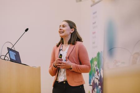 Kathrin Stork, Masterstudentin der Ernst-Abbe-Hochschule, Jena, während der Präsentation ihrer Arbeit beim CooperVision „FORCE Student of the Year“-Finale
