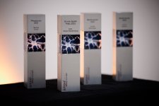 Neben dem Geldpreis erhält jeder Preisträger eine Glasskulptur