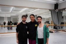 Die neuen Choreograph:innen der »Black Box – Transformation« bei der Konzeptionsprobe vlnr: Daniel Róces Gómez, Marcelino Libao und Vincenzo Timpa