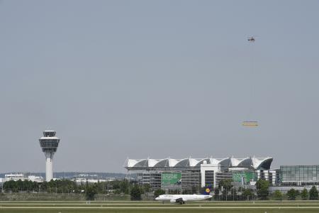 Maßarbeit in luftiger Höhe: Austausch von Membranfeldern beim Glasdach des München Airport Centers, Bild: Alex Tino Friedel, Copyright: Flughafen München GmbH, Unternehmenskommunikation