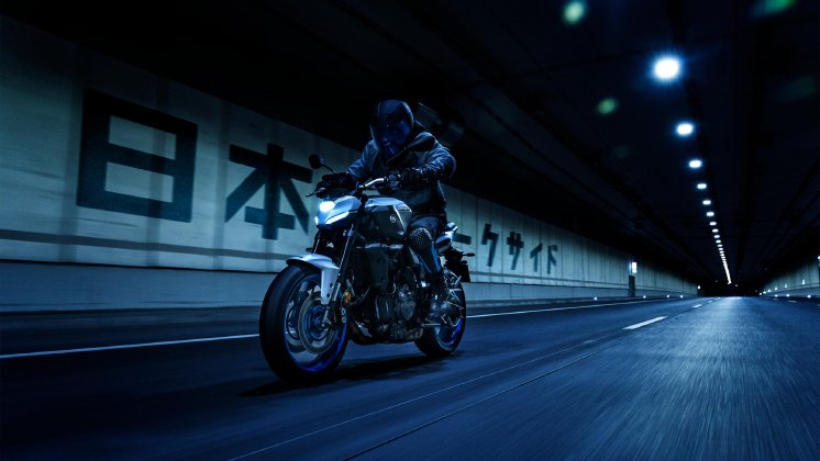 2025-Yamaha-MT07AS-EU-Ice_Storm-Action-002-03.jpg