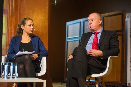 STIEBEL ELTRON-Geschäftsführer Dr. Nicholas Matten als Vertreter des Wärmesektors im Rahmen der Podiumsdiskussion bei der Electrification-Alliance-Veranstaltung in Brüssel