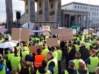 Über 2.000 Bauhandwerker demonstrierten gegen den Mietendeckel