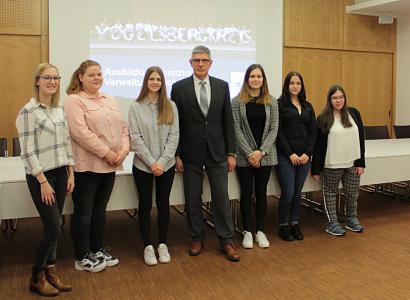 Marie Vaupel (von links), Sarah Kuhla, Annika Goll, Alina Warkentin, Cora Weiß und Anina Müller beginnen am 1. August 2020 ihre Ausbildung zur Verwaltungsfachangestellten. Landrat Manfred Görig begrüßte die zukünftigen Mitarbeiterinnen in der Kreisverwaltung (Foto: Christian Lips / Vogelsbergkreis)