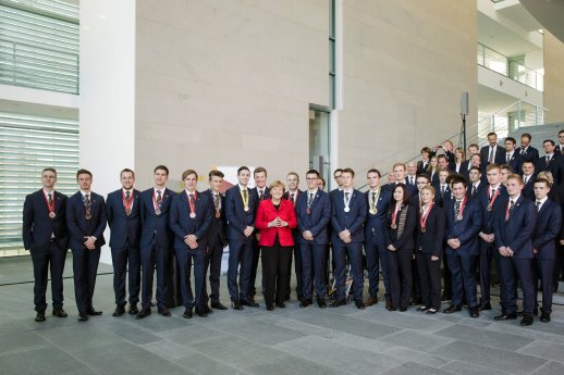 Gruppenfoto_Bundeskanzlerin Angela Merkel empfängt die Teilnehmer der WorldSkills 2015.jpg