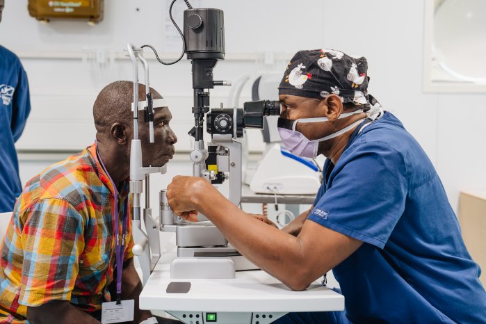 © Mercy Ships_Erster Patient in Ghana Samuel wird vor der OP untersucht.jpg