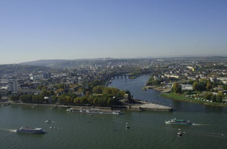 Blick von der Festung Ehrenbreitstein auf das Deutsche Eck und die mittelalterliche Balduinbrücke über die Mosel (rechts)