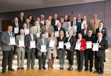 Gemeinsam mit Ehrenvizepräsident Gerhard Höfler und Hauptgeschäftsführer Dieter Müller stellten sich die Geehrten zum Abschluss der Feierstunde dem Fotografen